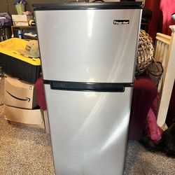 Magic Chef Fridge 4.6 Cubic Feet