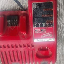 Cargador Milwaukee 