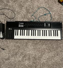 MIDI Keyboard/synth Komplete Kontrol S49