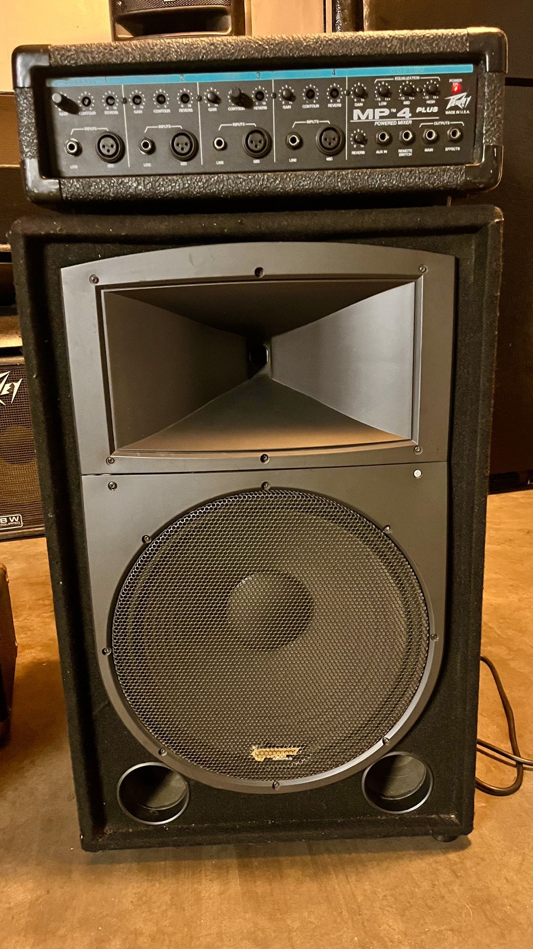Bocina con (Power Mixer) Peavey 4 Canales y Rev