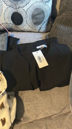 13 piezas de ropa para mujer  son pantalones blusas y 1 vestido toda nueva con etiqueta size SyM $25  toda