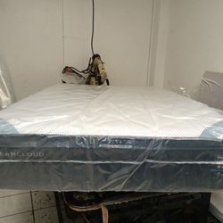 🌞🌞🌞💥 $399 Queen Dreamcloud Premier Hybrid 13 Inch Height Mattress Available $399 🌞🌞🌞🌞💥