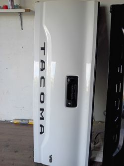 2013-2023 Toyota Tacoma tailgate white