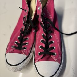 👟⭐️Converse Magenta Chuck Taylors for sale! Unisex (M9 / W11)