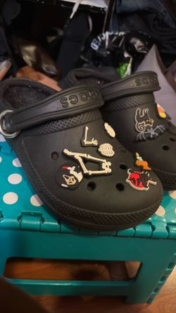 Size 7 Black Fuzzy Lined Crocs w/ Halloween Jibbitz Charms – Great Condition