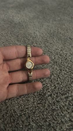 Vintage Wittnauer Genève Swiss Watch Gold Tone White Dial Leaf Detail