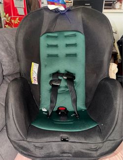 Preowned evenflo titan 65 car seat expires 4-28-31in great condition. Located off lake mead & Simmons area asking $30
