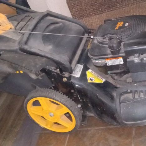 Poulan Pro BRIGGS AND STRATTON. LAWNMOWER.