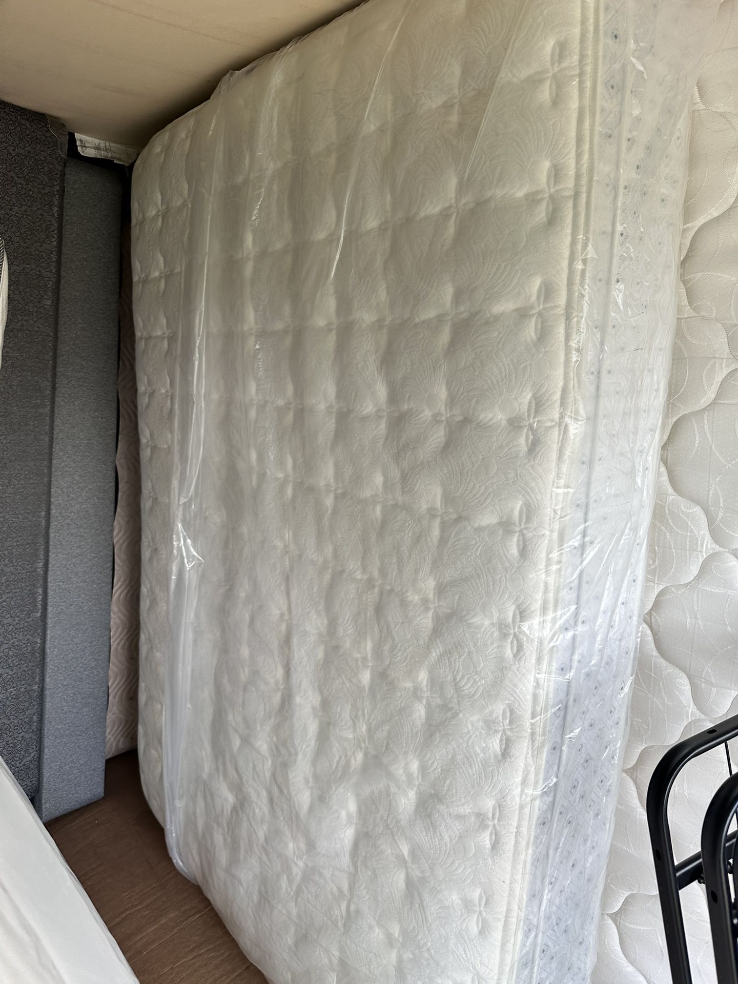 queen size mattress pillowtop 