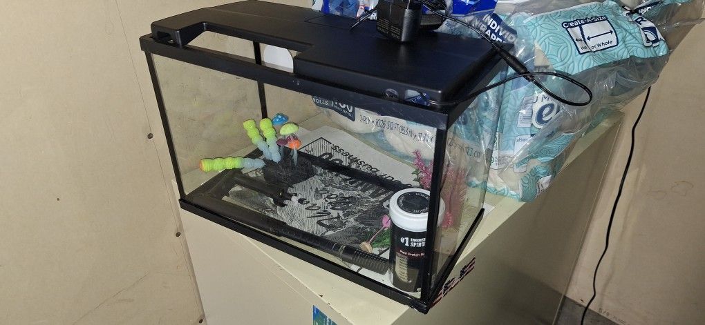 Fish Tank with 10G Filter - 16" x 8" x 10" size