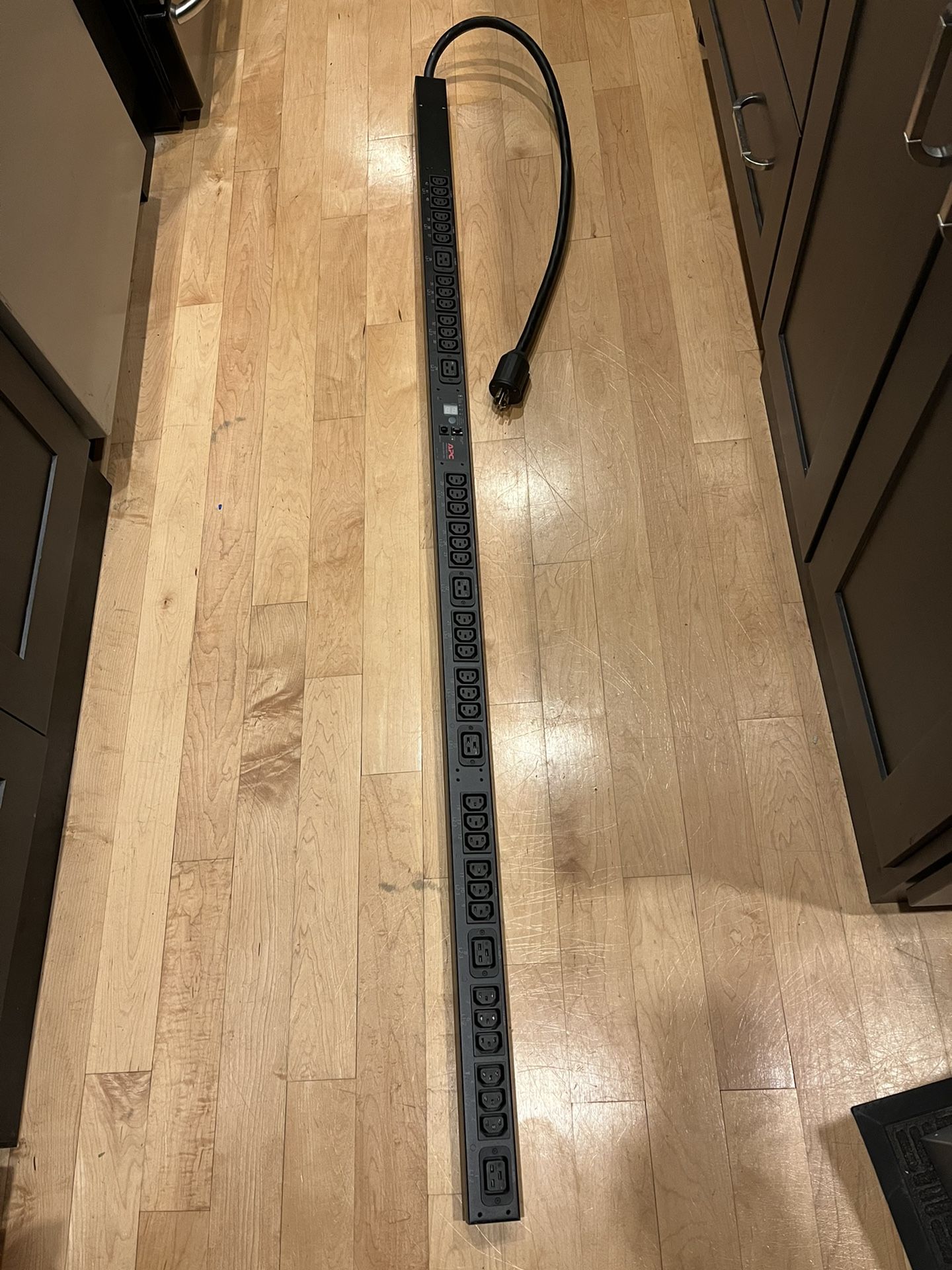 APC PDU METERED RACK 885-1741 42 OUTLETS