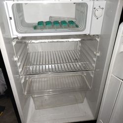 FRANKLIN CHEF REFRIGERATOR WITH CRISPER DRAWER MINI FRIDGE