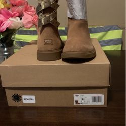 Brand New Uggs Size 6 Big Kids 