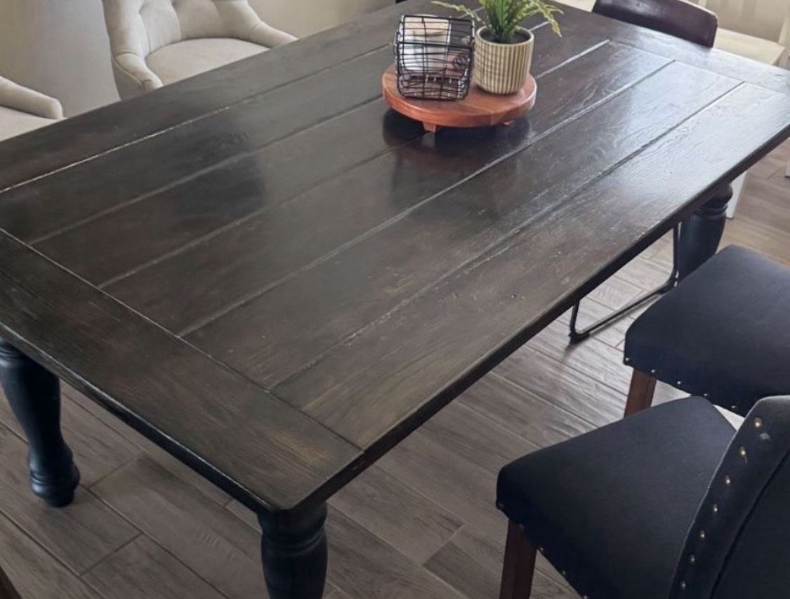 SOLID WOOD DINING ROOM TABLE WITH EXTENSIONS TO FIT 10 People 