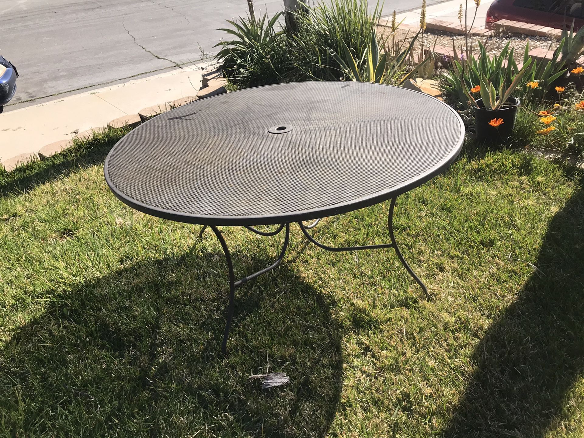 Patio iron table for Sale in Moreno Valley, CA OfferUp