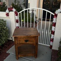 Beautiful Vintage End Table