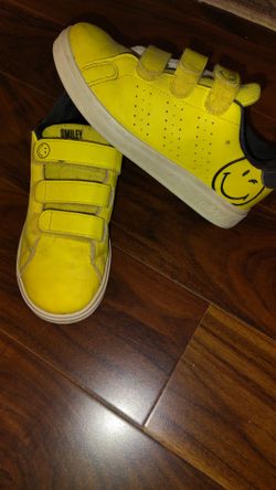 Tennis shoes
