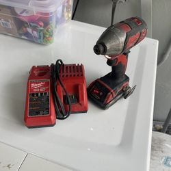 Drill Milwaukee with charger and battery