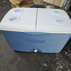 60 Qt Rolling Rubbermaid Cooler Great Shape Clean Inside