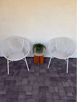 Outdoor patio chair set & side table