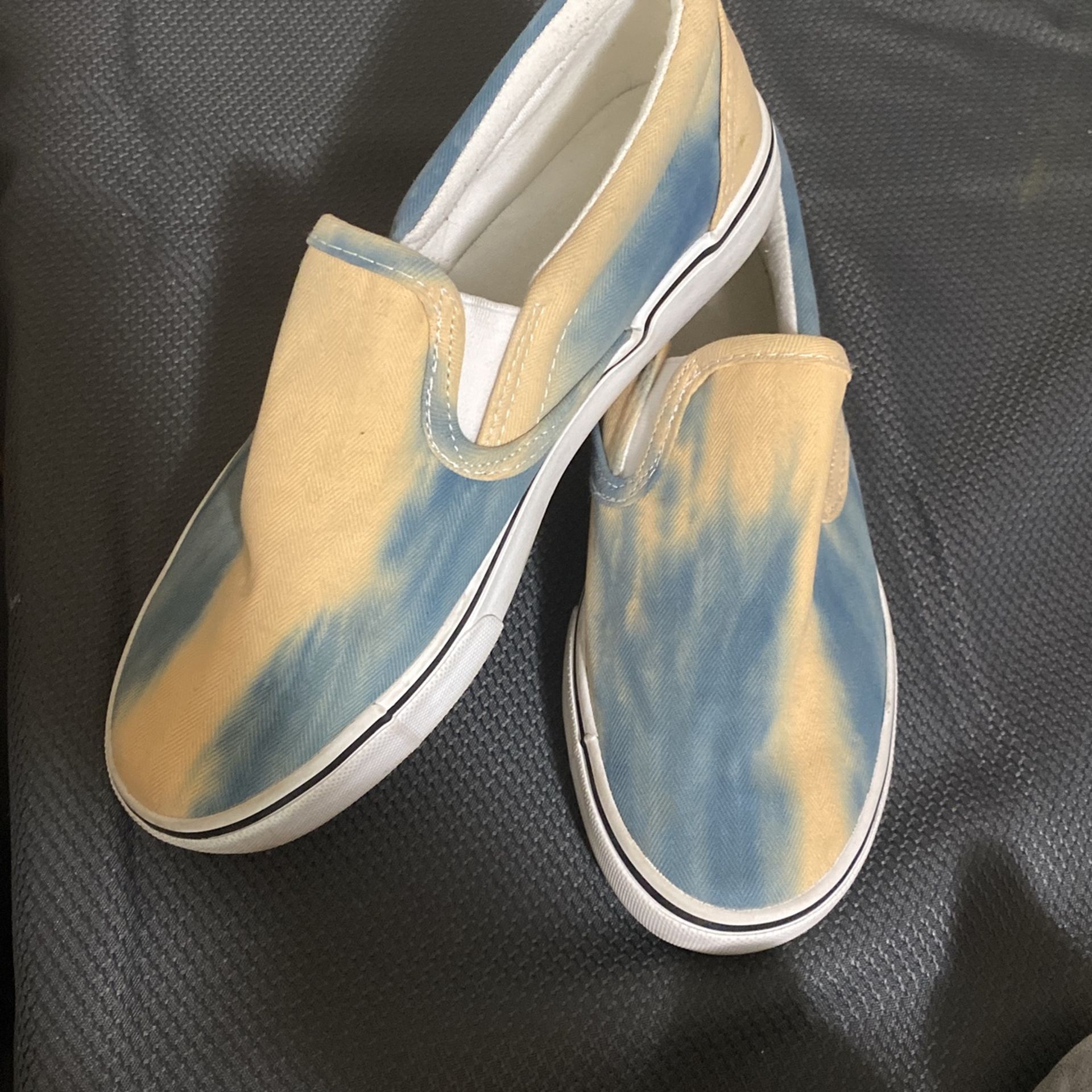 NEW Women’s Size 5 Sneakers Slip On