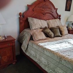 Solid oak bedroom set queen size bed headboard footboard to sideboards then it got three large cabinets to put stuff in no mattress