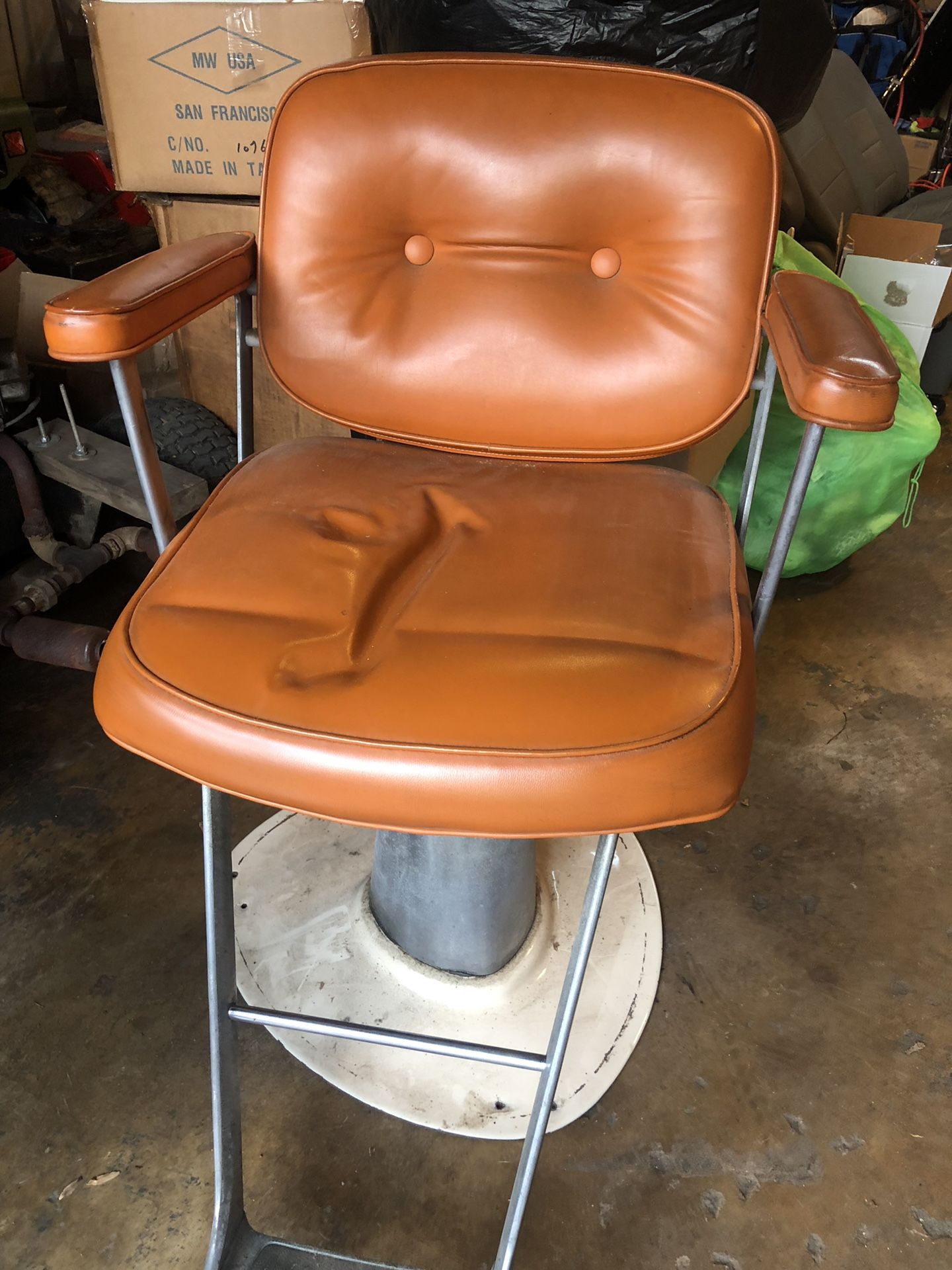 Brown barber chair / salon chair
