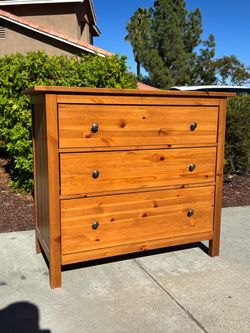 Solid Wood Dresser Chest of Drawers Furniture Great Condition
