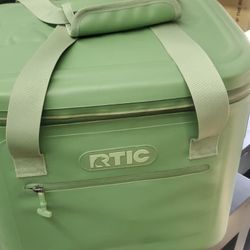 RTIC ULTRA-TOUGH SOFT COOLER