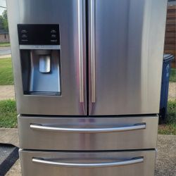 Samsung 28 Cubic Foot Refrigerator With Water And Ice And Flex Zone
