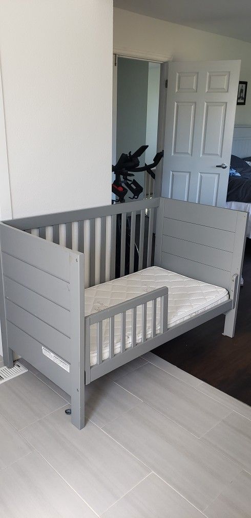 Crib (Converts Into Toddler Bed) 