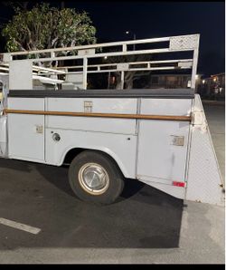 Utility bed truck