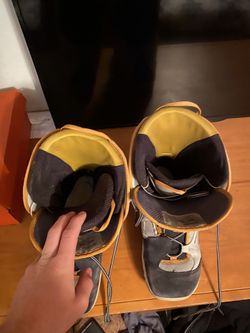Snowboarding boots