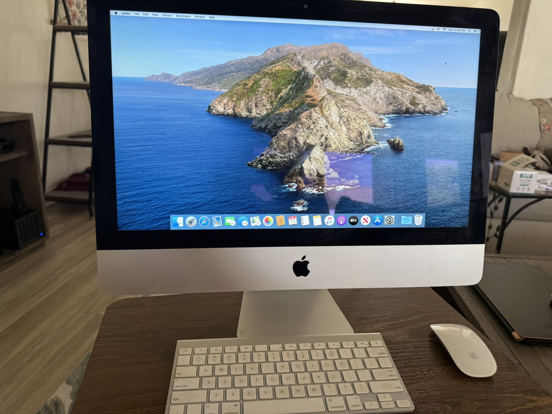 Apple iMac i5 2.7GHZ, 8GB Ram, 1TB HDD, macOS Catalina, 21.5” Display, Wireless Keyboard and Mouse