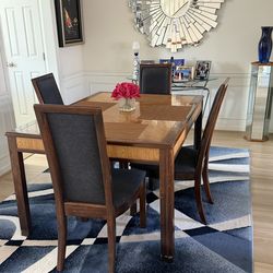 Beautiful dinnig table and 4 chairs