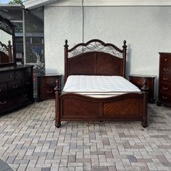 5- Piece Beautiful Queen size bedroom set, in perfect condition.I can deliver for an additional cost. 