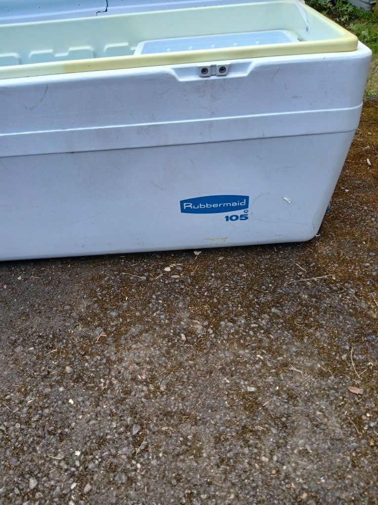 Rubbermaid 105 Qt Cooler