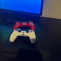 PS4 + 2 Controllers