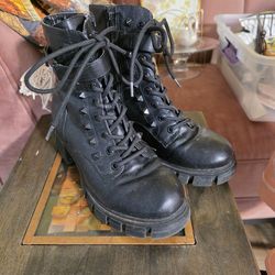 Guess Chunky Lug Black Boot Size 6