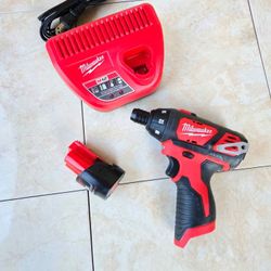 Milwaukee 12V Screwdriver Kit