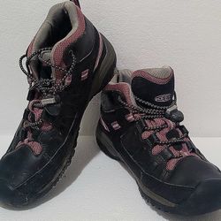 pre-owned KEEN size 4 Girls boot.