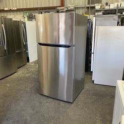 Almost new 33 Inch Stainless LG Refrigerator with Icemaker missing 1 crisper drawer 24cu. ft. Energy star LED Lighting Retails at $1195 can Deliver pa
