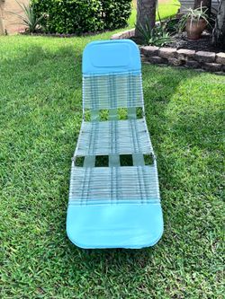 Folding lounge chair