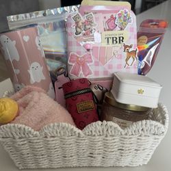 Mother’s Day Blind Date With A Book Bundle Basket 