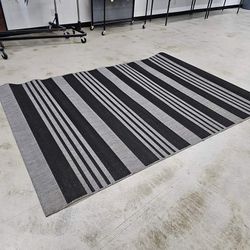 Outdoor/ indoor area rug
6'3"x9'2"

$100