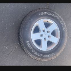 1 - 255/75r17 Jeep Wrangler Rim Wheel 5x5 5x127 With Tire 90% Treads!!!