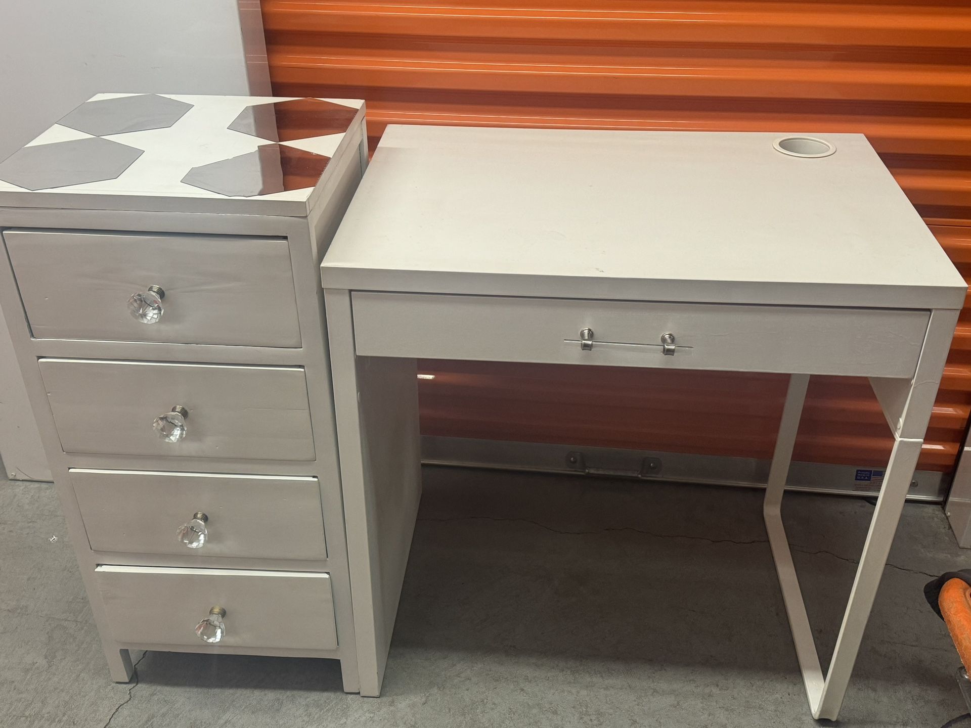 Vanity Desk And Drawers