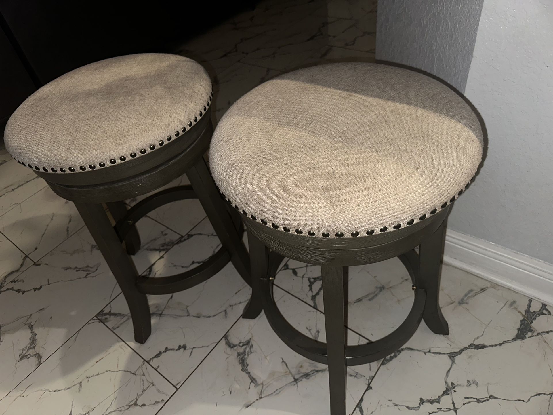 2 Bar Stools 
