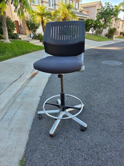 Office Swiveling Chair