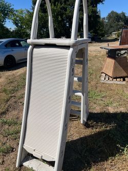 Above ground pool, safety ladder lockable